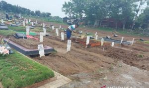 Terus Diguyur Hujan, Makam di TPU Covid-19 Bekasi Amblas Pengurus TPU Mangunjaya Tambun, Kabupaten Bekasi, Jawa Barat memadatkan tanah makam amblas dengan menambah volume tanah. (ANTARA/Pradita Kurniawan Syah).
