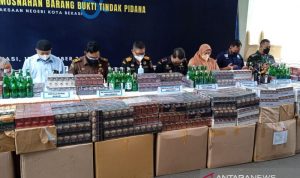 Pemusnahan enam juta lebih batang rokok ilegal serta 21 liter minuman mengandung etil alkohol di halaman Kantor Pengawasan dan Pelayanan Bea Cukai Tipe Madya Pabean A Bekasi, Kawasan Industri MM2100 Kecamatan Cikarang Barat, Kabupaten Bekasi, Jawa Barat, Rabu. (ANTARA/Pradita Kurniawan Syah).