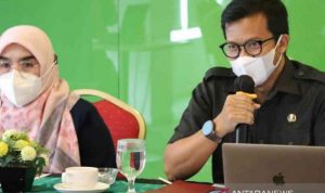 Pelaksana Tugas Kepala Dinas Kebudayaan, Pemuda, dan Olahraga Kabupaten Bekasi Juniardiana Rosatijawan (kanan) menyosialisasikan Perpres 86/2021 terkait Desain Besar Olahraga Nasional kepada sejumlah praktisi olahraga di Hotel Zuri Ekspres Lippo Cikarang, Rabu (24/11/2021). ANTARA/Pradita Kurniawan Syah.