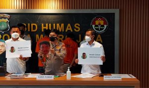 Kabid Humas Polda Metro Jaya Kombes Pol Endra Zulpan (tengah) memperlihatkan barang bukti kasus penggelapan paket mahal dari toko daring, Rabu (24/11/2021). ANTARA/Fianda Sjofjan Rassat