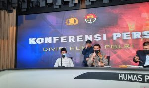 Ki-ka Anggota Badan Penanggulangan Estrimisme dan Terorisme (BPET) MUI Pusat M Najih, Kepala Bagian Penerangan Umum (Kabagpenum) Divisi Humas Polri Kombes Pol Ahmad Ramadhan dan Kabag Banops Densus 88 Antiteror Polri Kombes Pol Aswin Siregar, memberikan keterangan pers di Mabes Polri, Jakarta Selatan, Kamis (25/11/2021). (ANTARA/Laily Rahmawaty)