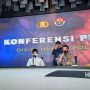 Ki-ka Anggota Badan Penanggulangan Estrimisme dan Terorisme (BPET) MUI Pusat M Najih, Kepala Bagian Penerangan Umum (Kabagpenum) Divisi Humas Polri Kombes Pol Ahmad Ramadhan dan Kabag Banops Densus 88 Antiteror Polri Kombes Pol Aswin Siregar, memberikan keterangan pers di Mabes Polri, Jakarta Selatan, Kamis (25/11/2021). (ANTARA/Laily Rahmawaty)