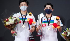 Ganda putra Jepang Takuro Hoki dan Yugo Kobayashi berpose usai meraih kemenangan pada kejuaraan bulu tangkis Victor Denmark Open 2021 - Odense Sports Park, Odense, Denmark, 24 Oktober 2021. (Ritzau Scanpix via REUTERS/Claus Fisker)