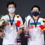 Ganda putra Jepang Takuro Hoki dan Yugo Kobayashi berpose usai meraih kemenangan pada kejuaraan bulu tangkis Victor Denmark Open 2021 - Odense Sports Park, Odense, Denmark, 24 Oktober 2021. (Ritzau Scanpix via REUTERS/Claus Fisker)