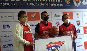 (Ki-ka) Menteri Koordinator Perekonomian Airlangga Hartarto, CEO Develompmental Basketball League Indonesia Azrul Ananda, dan Menteri Pemuda dan Olahraga Zainudin Amali berfoto bersama usai jumpa pers terkait izin pelaksanaan DBL 2021 di Jakarta, Selasa (30/11/2021). (ANTARA/Shofi Ayudiana)