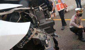 Polisi melakukan olah TKP kecelakaan mobil yang ditumpangi artis Vanessa Angel dan keluarganya usai mengalami kecelakaan di ruas tol Jombang-Mojokerto KM 672 arah Surabaya di Bandarkedungmulyo, Kabupaten Jombang, Jawa Timur, Kamis (4/11/2021). (ANTARA FOTO/Syaiful Arif/nz)