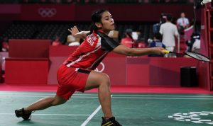 Pebulutangkis tunggal putri Indonesia Gregoria Mariska Tunjung memukul kok ke arah tunggal putri Thailand Ratchanok Intanon dalam perempat final Olimpiade Tokyo 2020 di Musashino Forest Sport Plaza, Tokyo, Jepang, Kamis (29/7/2021). ANTARA FOTO/Sigid Kurniawan/aww.