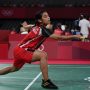 Pebulutangkis tunggal putri Indonesia Gregoria Mariska Tunjung memukul kok ke arah tunggal putri Thailand Ratchanok Intanon dalam perempat final Olimpiade Tokyo 2020 di Musashino Forest Sport Plaza, Tokyo, Jepang, Kamis (29/7/2021). ANTARA FOTO/Sigid Kurniawan/aww.