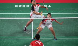 Foto arsip - Ganda campuran Indonesia Praveen Jordan/Melati Daeva Oktavianti mengembalikan kok ke arah ganda campuran China Si Wei Zheng/Ya Qiong Huang dalam perempat final Olimpiade Tokyo 2020 di Musashino Forest Sport Plaza, Tokyo, Jepang, Rabu (28/7/2021). ANTARA FOTO/Sigid Kurniawan/rwa. (ANTARA FOTO/SIGID KURNIAWAN)
