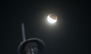 Fase gerhana bulan sebagian terlihat di kawasan Tugu Tani, Menteng, Jakarta, Rabu (26/5/2021). ANTARA FOTO/Aprillio Akbar/rwa.