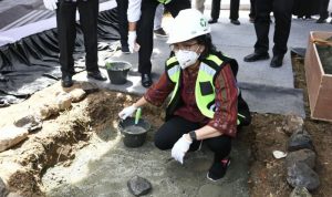 Sri Mulyani Bangun Rusunara Bagi Pegawai Kemenkeu di Papua, Segini Anggarannya Menteri Keuangan Sri Mulyani Indrawati dalam peletakan batu pertama pembangunan rusunara Kemenkeu di Jayapura, Papua, Jumat (26/11/2021). ANTARA/HO-Humas Kemenkeu.