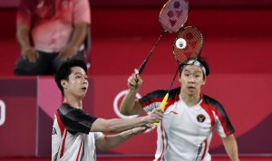 Pebulu tangkis ganda putra Indonesia Marcus Fernaldi Gideon/Kevin Sanjaya Sukamuljo mengembalikan kok ke arah ganda putra Malaysia Aaron Chia/Wooi Yik Soh dalam perempat final Olimpiade Tokyo 2020 di Musashino Forest Sport Plaza, Tokyo, Jepang, Kamis (29/7/2021). ANTARA FOTO/Sigid Kurniawan/aww. (ANTARA FOTO/SIGID KURNIAWAN)