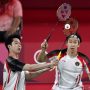 Pebulu tangkis ganda putra Indonesia Marcus Fernaldi Gideon/Kevin Sanjaya Sukamuljo mengembalikan kok ke arah ganda putra Malaysia Aaron Chia/Wooi Yik Soh dalam perempat final Olimpiade Tokyo 2020 di Musashino Forest Sport Plaza, Tokyo, Jepang, Kamis (29/7/2021). ANTARA FOTO/Sigid Kurniawan/aww. (ANTARA FOTO/SIGID KURNIAWAN)