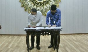 Kemendag Bentuk Pusat Promosi Ekspor di Pos Lintas Batas Negara Direktur Jenderal Pengembangan Ekspor Nasional Kemendag Didi Sumedi bersama Gubernur Provinsi Kalimantan Barat Sutarmidji di Pontianak, Kalimantan Barat menandatangani nota kesepahaman pembentukan pusat promosi ekspor berupa Marketing Point di kawasan PLBN Entikong, Sanggau, Kalimantan Barat. ANTARA/HO-Biro Humas Kementerian Perdagangan