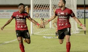 Pesepak bola Bali United Ilija Spasojevic (kanan) melakukan selebrasi dengan rekannya Yabes Roni (kiri) usai mencetak gol ke gawang Bhayangkara FC saat pertandingan Liga 1 di Stadion Maguwoharjo, Sleman, DI Yogyakarta, Sabtu (23/10/2021).. Hendra Nurdiyansyah/hp. (ANTARA FOTO/Hendra Nurdiyansyah)