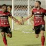 Pesepak bola Bali United Ilija Spasojevic (kanan) melakukan selebrasi dengan rekannya Yabes Roni (kiri) usai mencetak gol ke gawang Bhayangkara FC saat pertandingan Liga 1 di Stadion Maguwoharjo, Sleman, DI Yogyakarta, Sabtu (23/10/2021).. Hendra Nurdiyansyah/hp. (ANTARA FOTO/Hendra Nurdiyansyah)