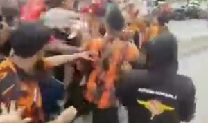 Sekjen Pemuda Pancasila Respon Kerusuhan Anggotanya yang Bawa Sajam Aksi pengeroyokan oleh Ormas Pemuda Pancasila terhadap anggoita polisi d depan gedung DPR RI