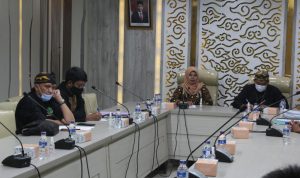 Anggota Komisi II DPRD Jabar Yuningsih didampingi Kepala Dinas Perikanan dan Kelautan Hermansyah menerima audiensi forum nelayan Indramayu