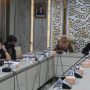 Anggota Komisi II DPRD Jabar Yuningsih didampingi Kepala Dinas Perikanan dan Kelautan Hermansyah menerima audiensi forum nelayan Indramayu