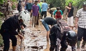 Aparat kepolisian ikut terjun membantu warga ketikan Banjir bandang di Kabupaten Garut