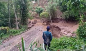 Warga melihat kondisi jembatan yang rusak diterjang banjir bandang di Kecamatan Sukaresmi, Kabupaten Garut, Jawa Barat, Minggu (7/11/2021). (ANTARA/HO-Warga)