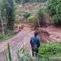 Warga melihat kondisi jembatan yang rusak diterjang banjir bandang di Kecamatan Sukaresmi, Kabupaten Garut, Jawa Barat, Minggu (7/11/2021). (ANTARA/HO-Warga)