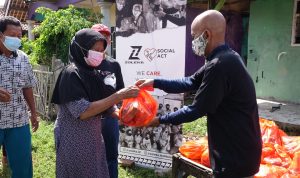 Brand Zoleka membagikan sembako dalam kegiatan sosial act di Kabupaten Bekasi
