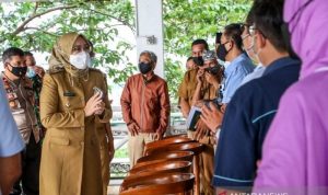 Bupati Purwakarta Anne Ratna Mustika saat menghadiri rakor soal Jalan Pramuka di Purwakarta yang rusak sejak beberapa bulan terakhir ini