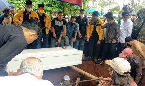 Pemakaman Vanessa Angel dan Suami Diwarnai Sedikit Kendala