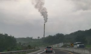 Cerebong asap terlihat mebumbung tinggi terlihat dari jalan tol di Semarang yang mengakibatkan polusi udara dari aktiitas industri yang memakai bahan bakar batu bara (Foto: @Bejo/twiter)