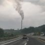Cerebong asap terlihat mebumbung tinggi terlihat dari jalan tol di Semarang yang mengakibatkan polusi udara dari aktiitas industri yang memakai bahan bakar batu bara (Foto: @Bejo/twiter)