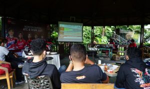 Komunitas CBR Nobar World Superbike 2021 untuk Dukung Pembalap Honda Suasana nonton bareng Asia Talent Cup (ATC) bersama komunitas Honda CBR Series di Cafe Ngopi Doeloe, Bandung.