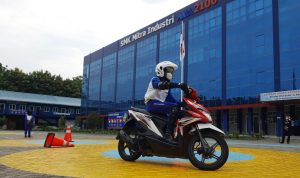 Keterampilan berkendara pada rintangan figure 8 menjadi salah satu penilaian yang harus diselesaikan dengan baik oleh peserta Virtual Safety Riding Camp 2021.
