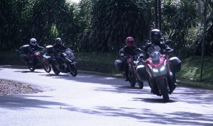 Bikers Honda pada gelaran Ekspedisi Nusantara mellintasi keindahan alam di Jawa Barat menggunakan Honda ADV150 dan Honda CB150R Streetfire.