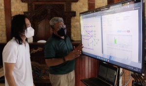 Telkom Pastikan Infrastruktur dan Layanan Prima pada Event World Superbike Mandalika Komisaris Independen Telkom Abdi Negara Nurdin (kiri) bersama Direktur Network & IT Solution Telkom Herlan Wijanarko melakukan peninjauan infrastruktur milik Telkom di posko National Operation Center area perlombaan WSBK Mandalika pada Jumat (19/11).