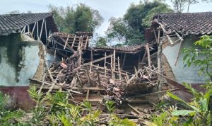 Gedung SDN Sukawangi 2 di Kabupaten Garut roboh karena kondisi bangunan sudah lapuk