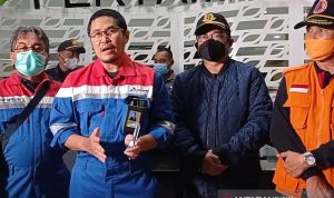Begini Kronologi Terbakarnya Kilang Minyak Cilacap, Tangki Berisi 31 Ribu Kilo Liter Petralite General Manager Refinery Unit IV Cilacap - PT KPI Eko Sunarno saat konferensi pers di Head Office PT KPI Unit CIlacap, Sabtu (13/11/2021) malam, terkait dengan penanganan kebakaran tangki. ANTARA/Sumarwoto