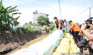 Bupati Bandung Dadang Supriatna meninjau perbaikan tanggul sungai yang jebol. (ANTARA/HO-Humas Pemkab Bandung)