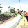 Bupati Bandung Dadang Supriatna meninjau perbaikan tanggul sungai yang jebol. (ANTARA/HO-Humas Pemkab Bandung)