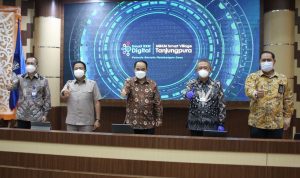 Telkom dan Universitas Tanjungpura Luncurkan Program Smart KKN Digital – MBKM Smart Village Tanjungpura Launching Smart KKN Digital oleh Wakil Menteri Desa, Pembangunan Daerah Tertinggal dan Transmigrasi RI Budi Arie Setiadi (tengah) beserta Rektor Universitas Tanjung Pura Prof. Garuda Wiko (paling kiri), Ketua Komisi V DPR RI Lasarus (kedua dari kiri), Gubernur Kalimantan Barat Sutarmidji (kedua dari kanan), DEVP Marketing Telkom Regional VI Kalimantan Rachmad D. Hartanto (paling kanan) beberapa waktu yang lalu.