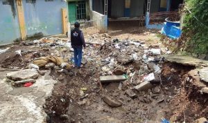 Akibat hujan deras pada wilayah kelurahan Cigugur Tengah sehingga menimbulkan banjir bandang dan ambruknya tanah, Rabu (3/11). (Intan Aida/Jabar Ekspres)