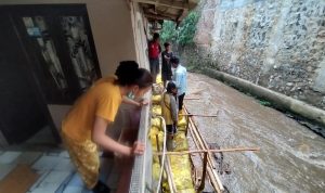 Kirmir Sungai Cibereum Sarijadi Ambruk, Satu Rumah Hampir Terbawa Arus Sungai