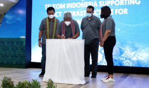 Penandatanganan artefak komitmen kesiapan hasil pembangunan Infrastruktur ICT Mandalika oleh Direktur Network & IT Solution Telkom Herlan Wijanarko (kedua dari kiri) disaksikan Gubernur Nusa Tenggara Barat Zulkieflimansyah (kedua dari kanan), Direktur Pengembangan Bisnis Indonesia Tourism Development Corporation Ema Widiastuti (paling kanan), Executive Vice President Divisi Enterprise Service Telkom Mohammad Salsabil (paling kiri) dalam kegiatan Rehersal Test ICT Infrastructure for Mandalika di Graha Merah Putih Telkom Kota Mataram, Rabu (3/11).
