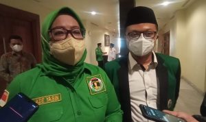 Parpol PPP Targetkan 6 Kursi di Pileg 2024 Dok, ketua DPW PPP Jabar, Ade Yasin (kanan) dan Ketua DPC PPP Kota Bandung, Zaini Shofari (kiri). Foto. Sandi Nugraha partai pileg