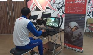 Krisna Indra Wijaya dari Daya Anugrah Mandiri - Soekarno Hatta, Bandung saat sedang menggunakan Honda Riding Trainner (HRT) dalam memprediksi bahaya lalu lintas.