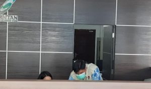 Terseret Kasus Korupsi Cukai Rokok, KPK Periksa Mantan Gubernur Kepri Penyidik KPK saat menggeledah Kantor BP FTZ Bintan terkait dugaan korupsi cukai rokok (Nikolas Panama)