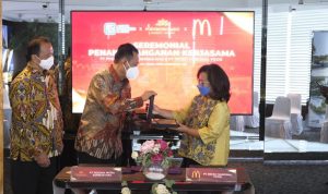 McDonald’s Pertama di Kabupaten Bandung Hadir di Podomoro Park Bapak H. Noer Indradjaja (Direktur PT PMKM) memberikan pelakat pada Ibu Ratna Wirahadikusumah (Direktur Business Development PT Rekso Nasional Food) Dok. Podomoro Park)