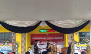 Proses serah terima jabatan Kepala Desa Cikahuripan terdahulu, Uun kepada Kades terpilih, Vera Vaisal pada Selasa (9/11).