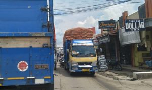 Kendaraan Besar Bermuatan 8 Ton Dilarang Melintasi Jalan Parakanmuncang, Catat Pola Waktunya Kendaraan Besar Bermuatan 8 Ton Dilarang Melintasi Jalan Parakanmuncang, Catat Pola Waktunya