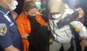 Penyidik Polda Metro Jaya melakukan penahanan terhadap anak penyanyi Nia Daniaty, Olivia Nathania (baju oranye) setelah yang bersangkutan selesai diperiksa sebagai tersangka dalam kasus dugaan penipuan bermodus rekrutmen calon pegawai negeri sipil (CPNS) di Mapolda Metro Jaya, Kamis (11/11/2021). ANTARA/Fianda Sjofjan Rassat